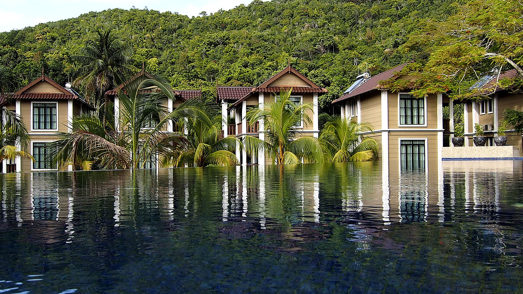 Superiorværelser med skøn udsigt til poolen og palmerne