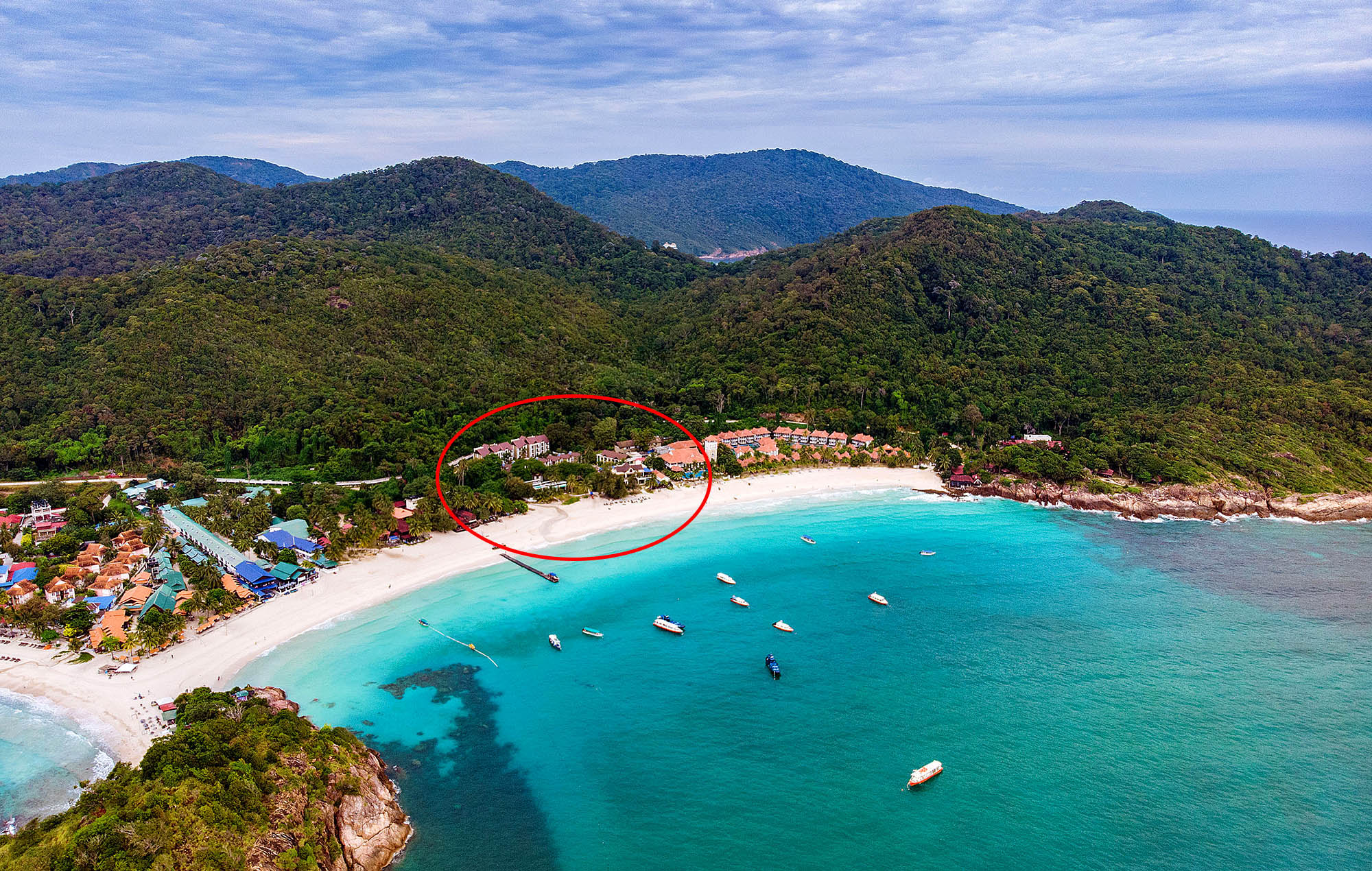 På Coral Redang Island Resort bor I direkte ned til Long Beach-stranden