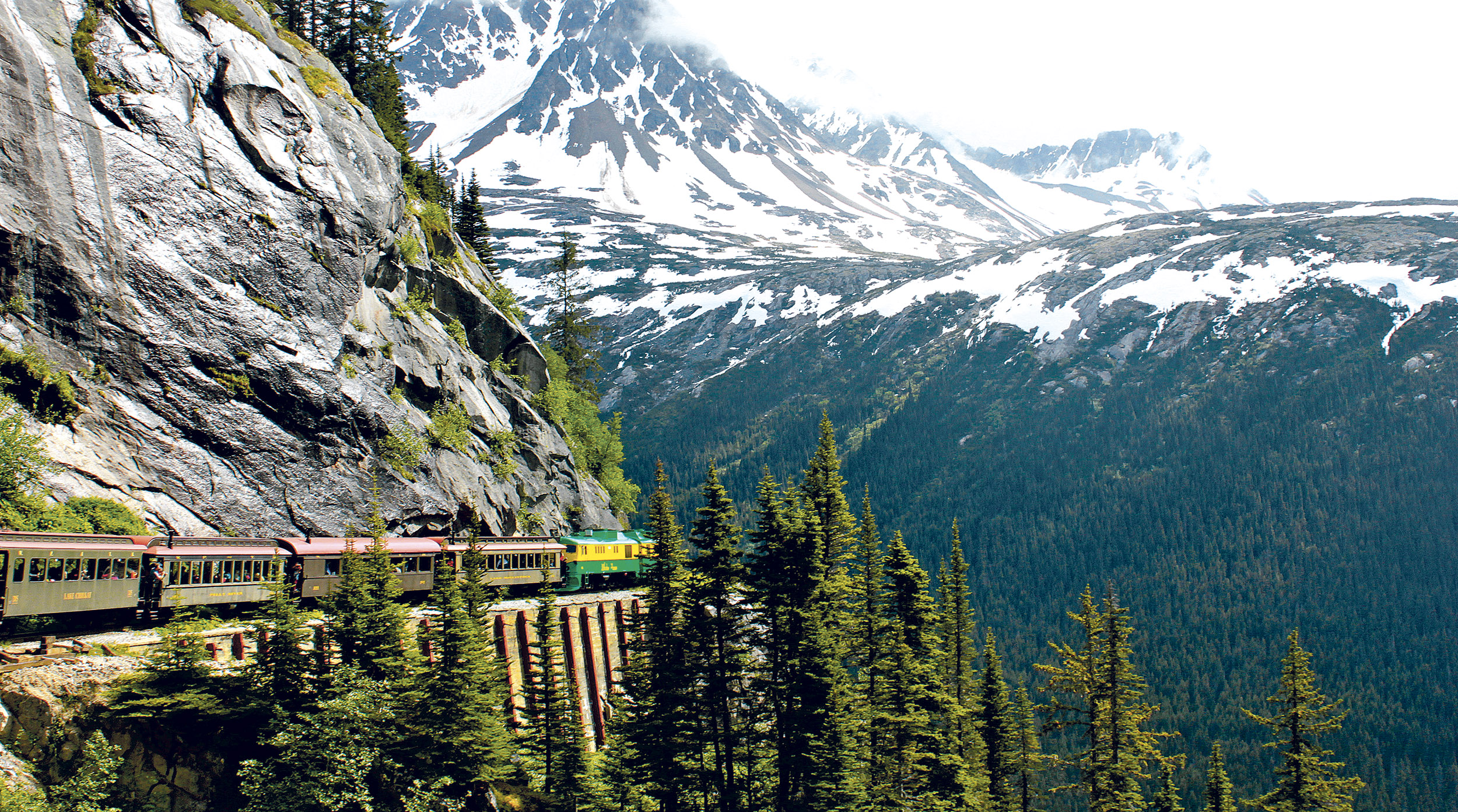 På et krydstogt til Alaska i Skagway kan du tage på en scenisk togrejse med Yukon Route Railway