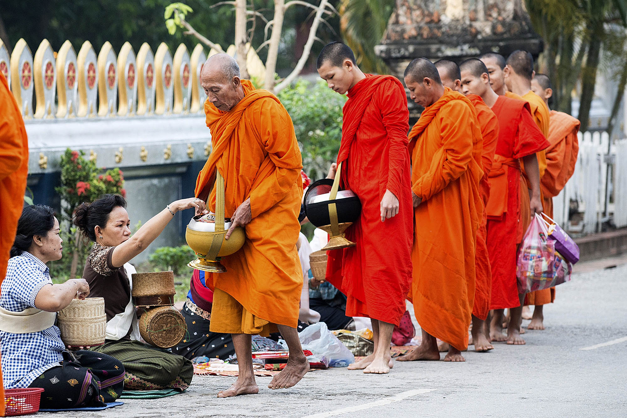 Munkeprocessionerne i Luang Prabang