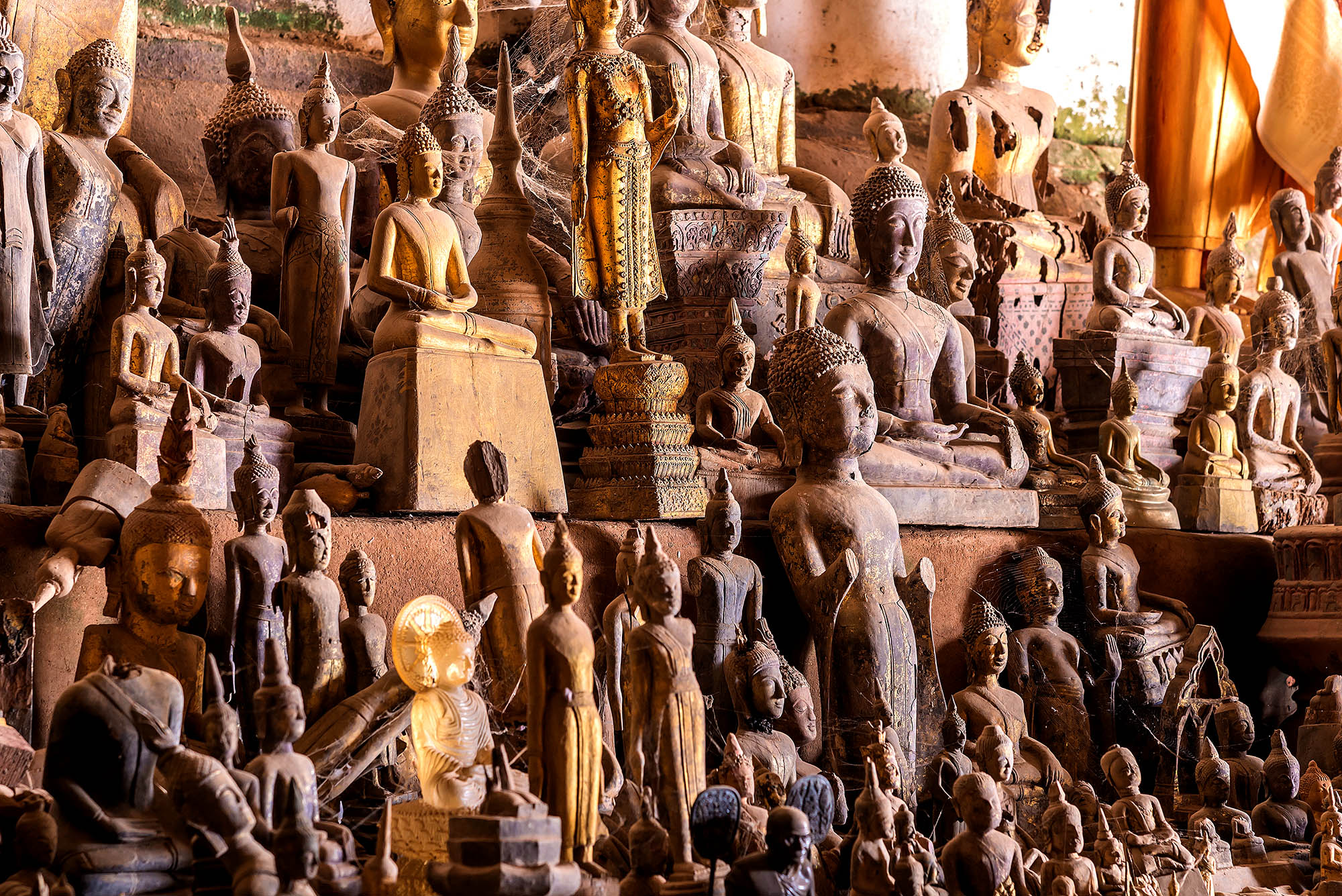 I Laos besøger I bl.a. de hellige grotter Pak Ou Caves ved Mekong-floden