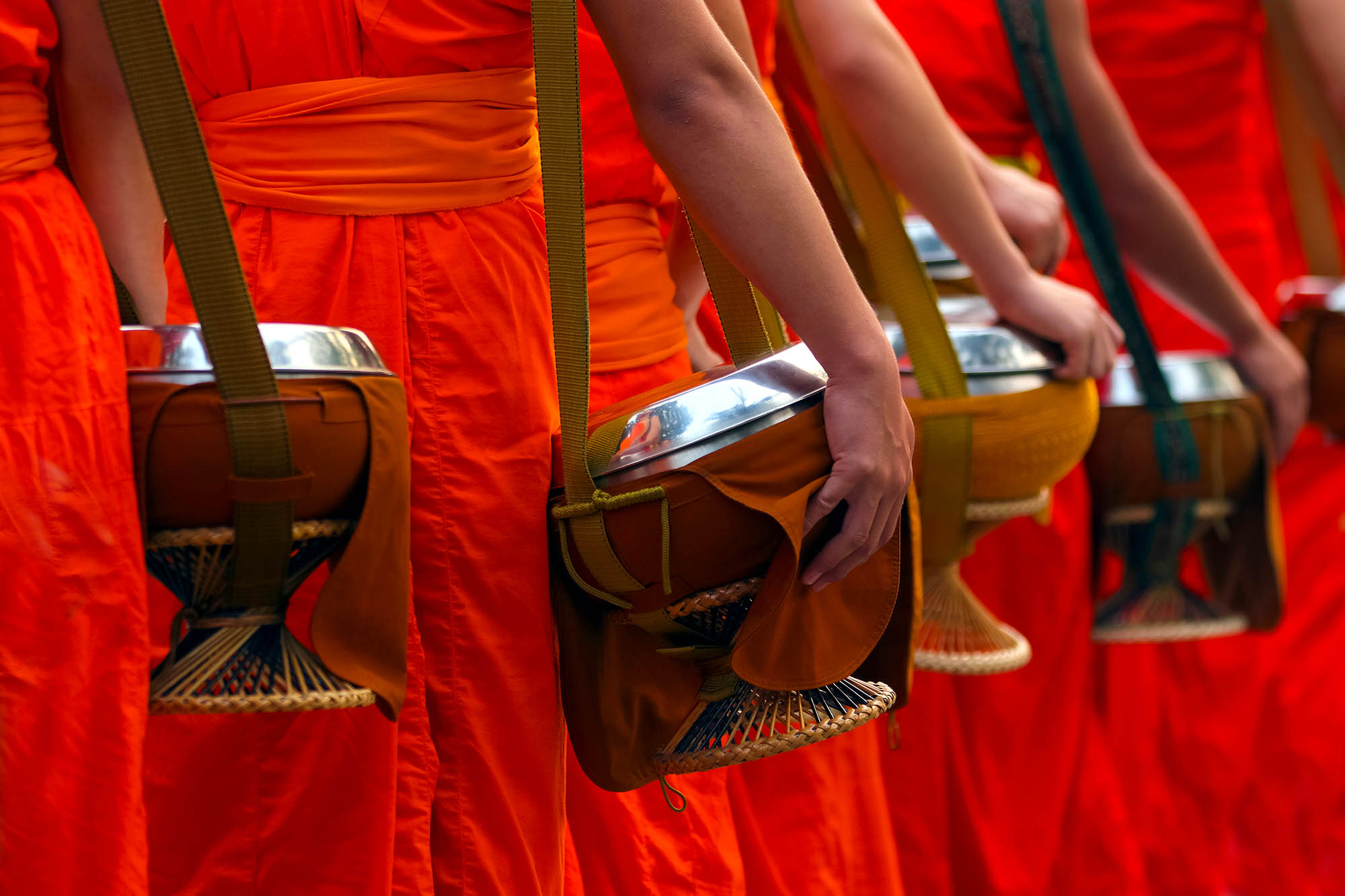 På din rejse til Laos kan du se munkene, der hver morgen samler almisser fra de lokale.