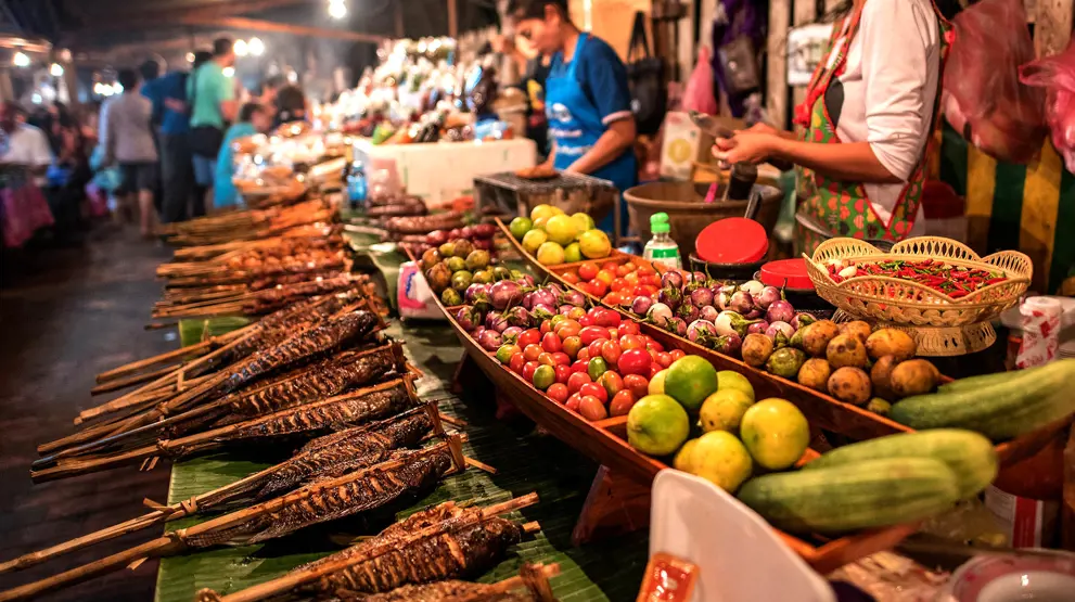 På restauranter, natmarkeder og gadekøkkener finder du spændende kulinariske oplevelser i Laos.