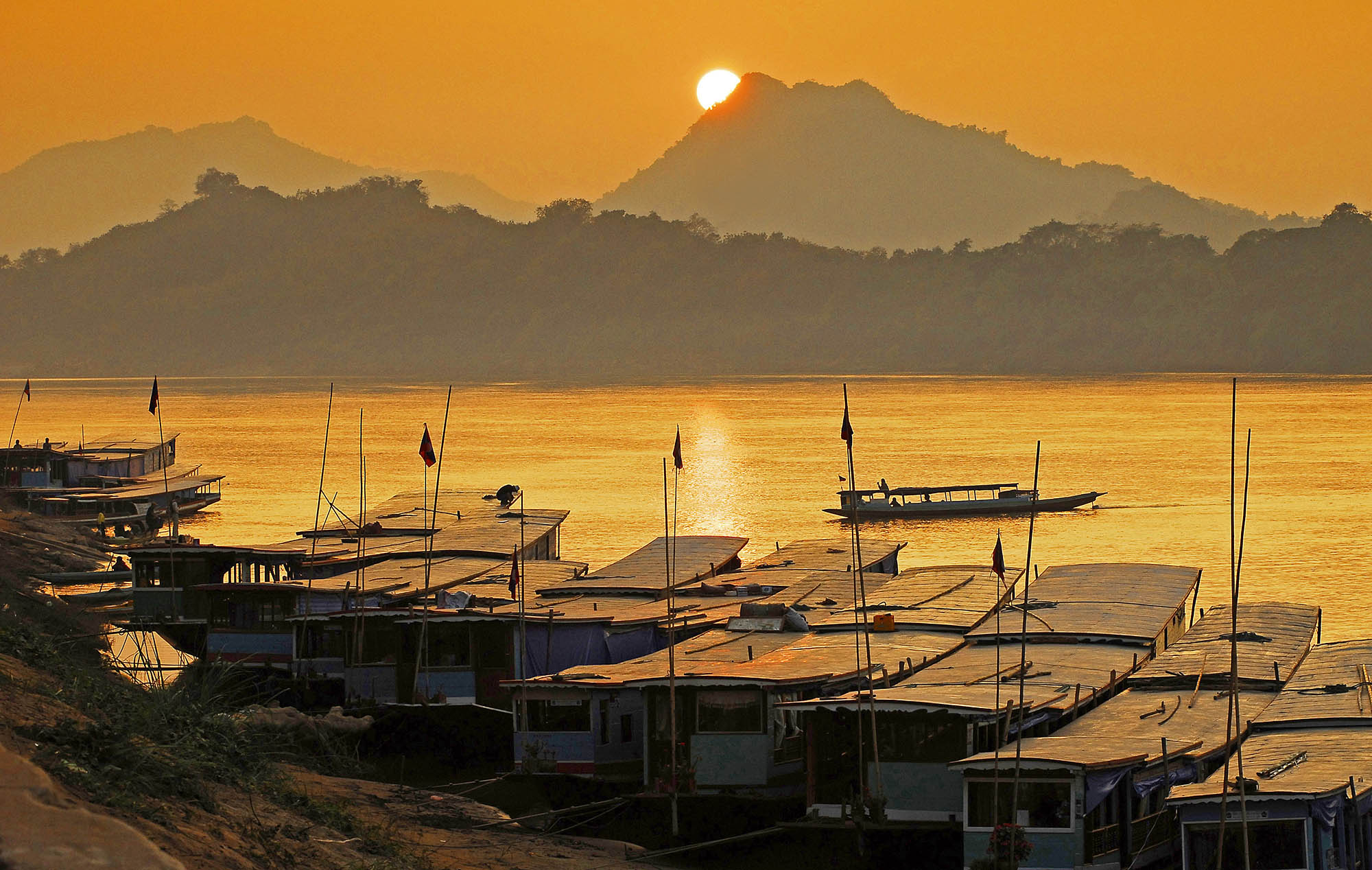 Solnedgangen over Mekong-floden byder på et magisk syn.