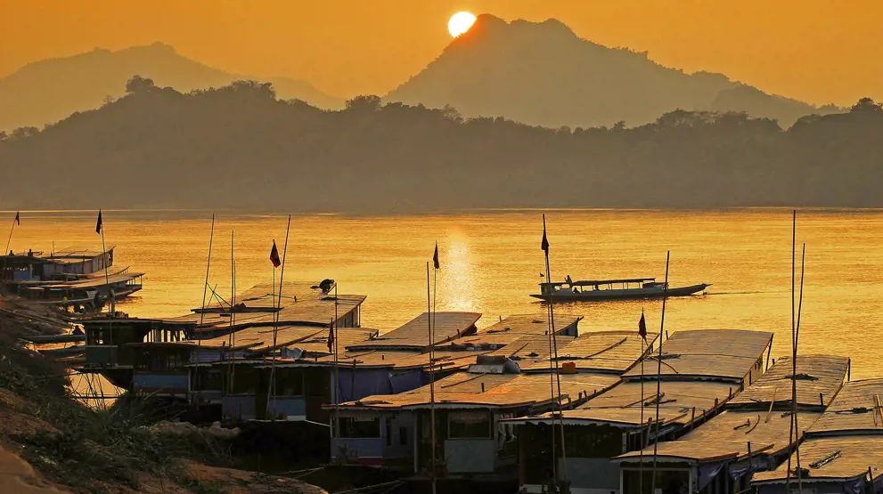 Solnedgangen over Mekong-floden byder på et magisk syn.