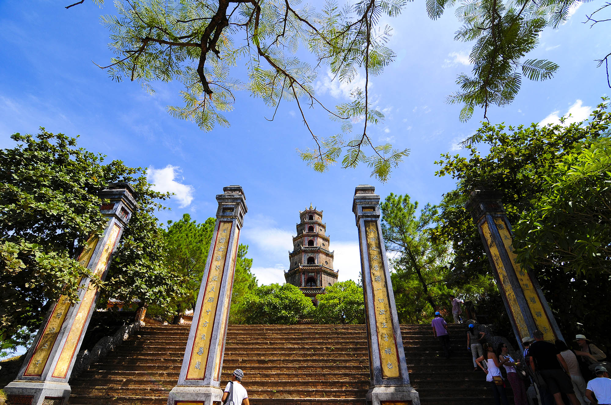 Se historiske monumenter, som Thien Mu Pagoda, Hués bedst bevarede religiøse monument
