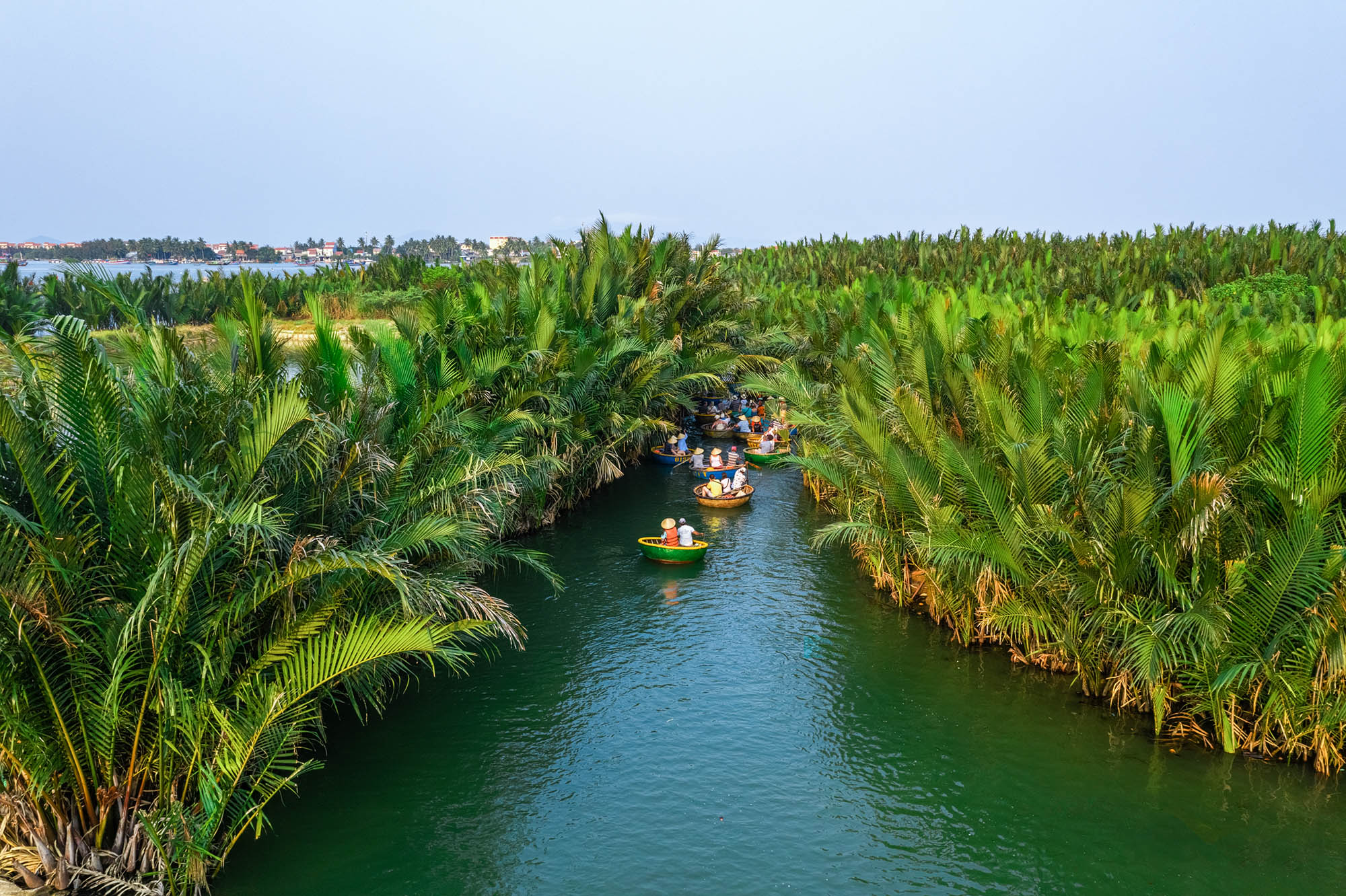 Glæd jer til autentiske landsbybesøg og sejlads i en traditionel rund bambusbåd