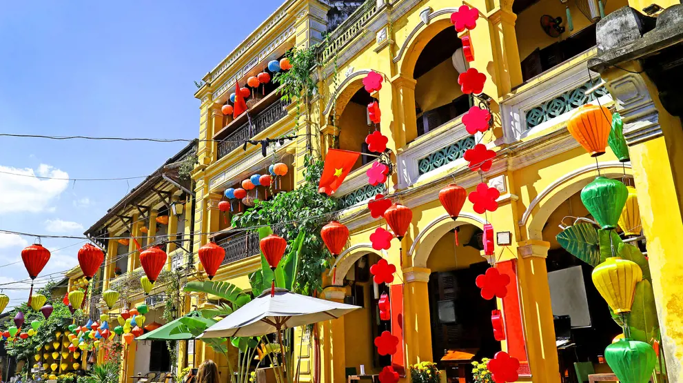 Besøg hyggelige Hoi An med farverige lanterner på din Vietnam-rejse.