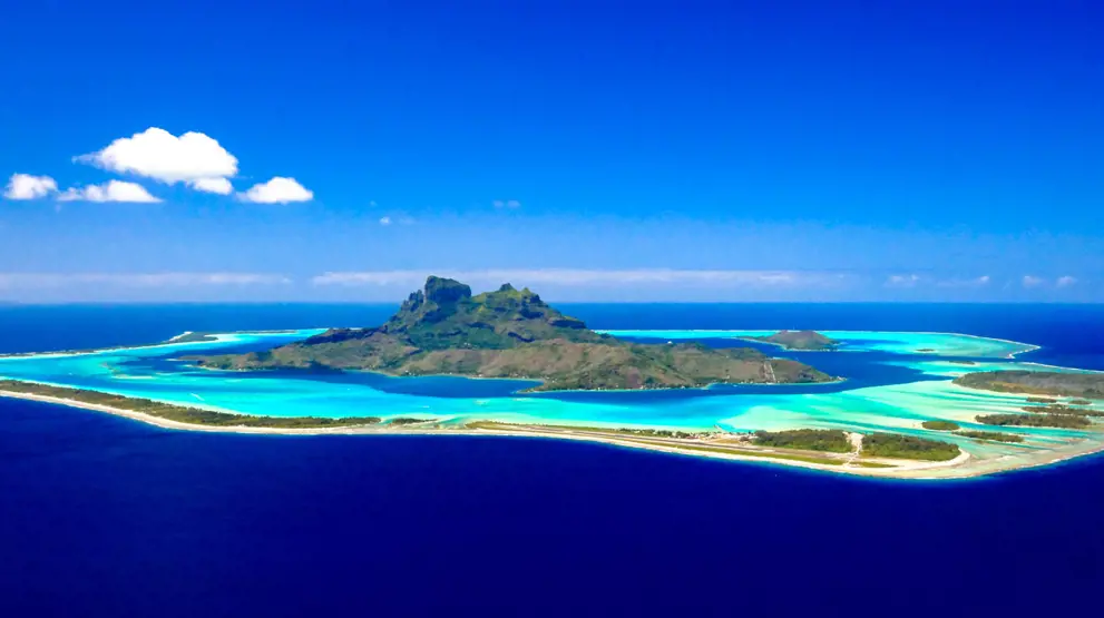 Bliv fortryllet af dit første møde med øen på din Bora Bora-rejse.