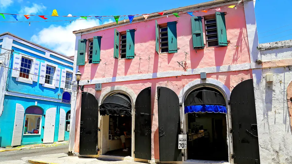 Farverige bygninger på St. Thomas, hvor der stadig er tydelige spor fra tiden som dansk koloni
