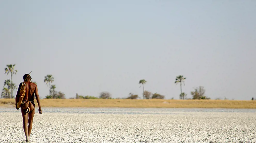 Se det vilde landskab i Makgadikdai med flade saltsletter, klippeformationer og sanddyner.