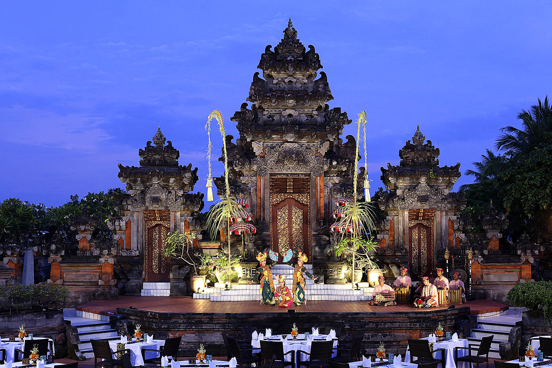 Rejser til Indonesien byder på kontraster; fra traditionelle danse til moderne storbyliv.