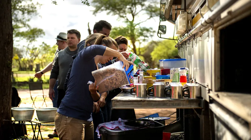 På Standard-turene omdannes trucken til simpelt køkken, når det er tid til dagens måltider
