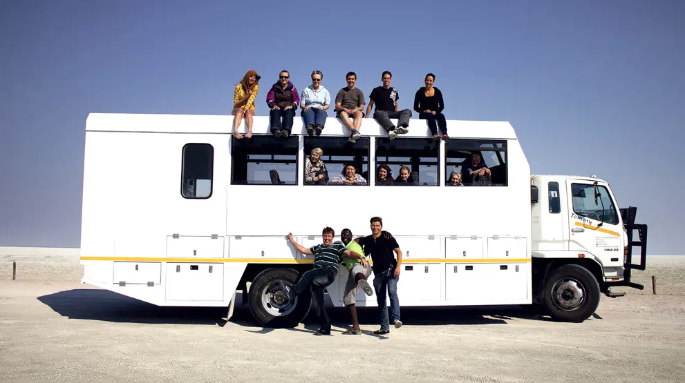 Rejsen foregår i en Nomad-truck med engelsktalende rejseleder