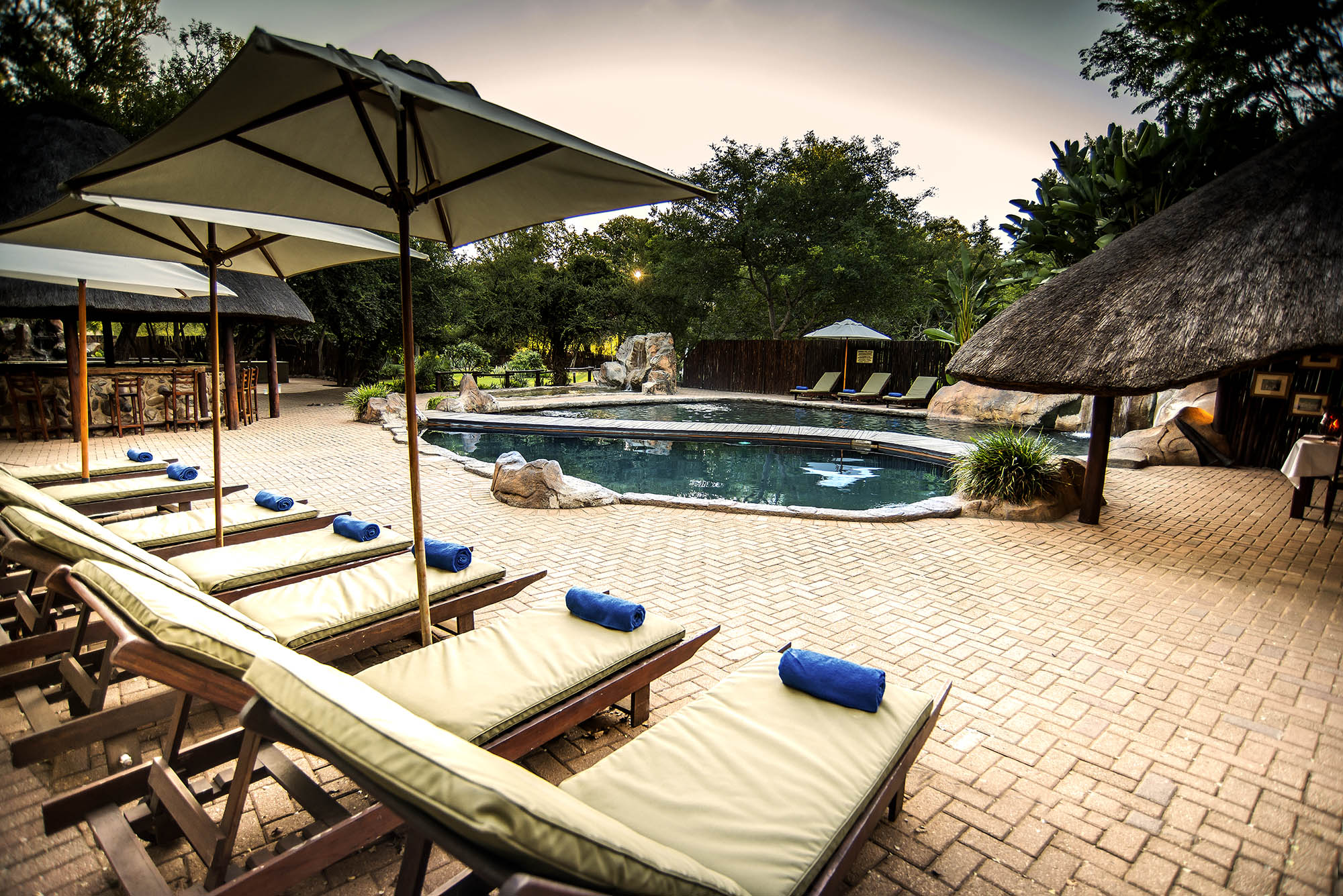 Poolområde Shiduli Private Game Lodge