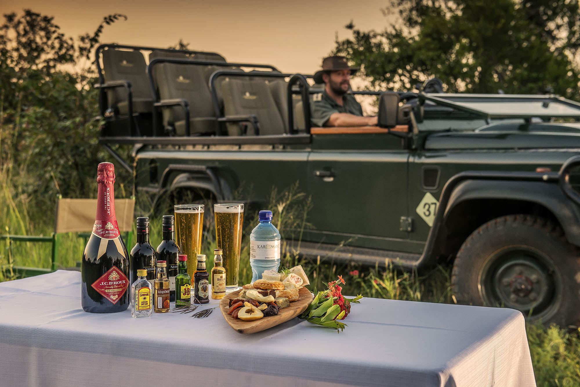 Nyd en sundowner mens I deler historier ovenpå jeres spændende game drives