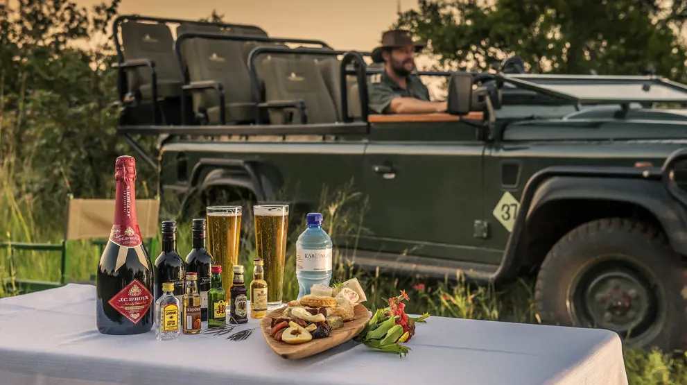 Nyd en sundowner mens I deler historier ovenpå jeres spændende game drives