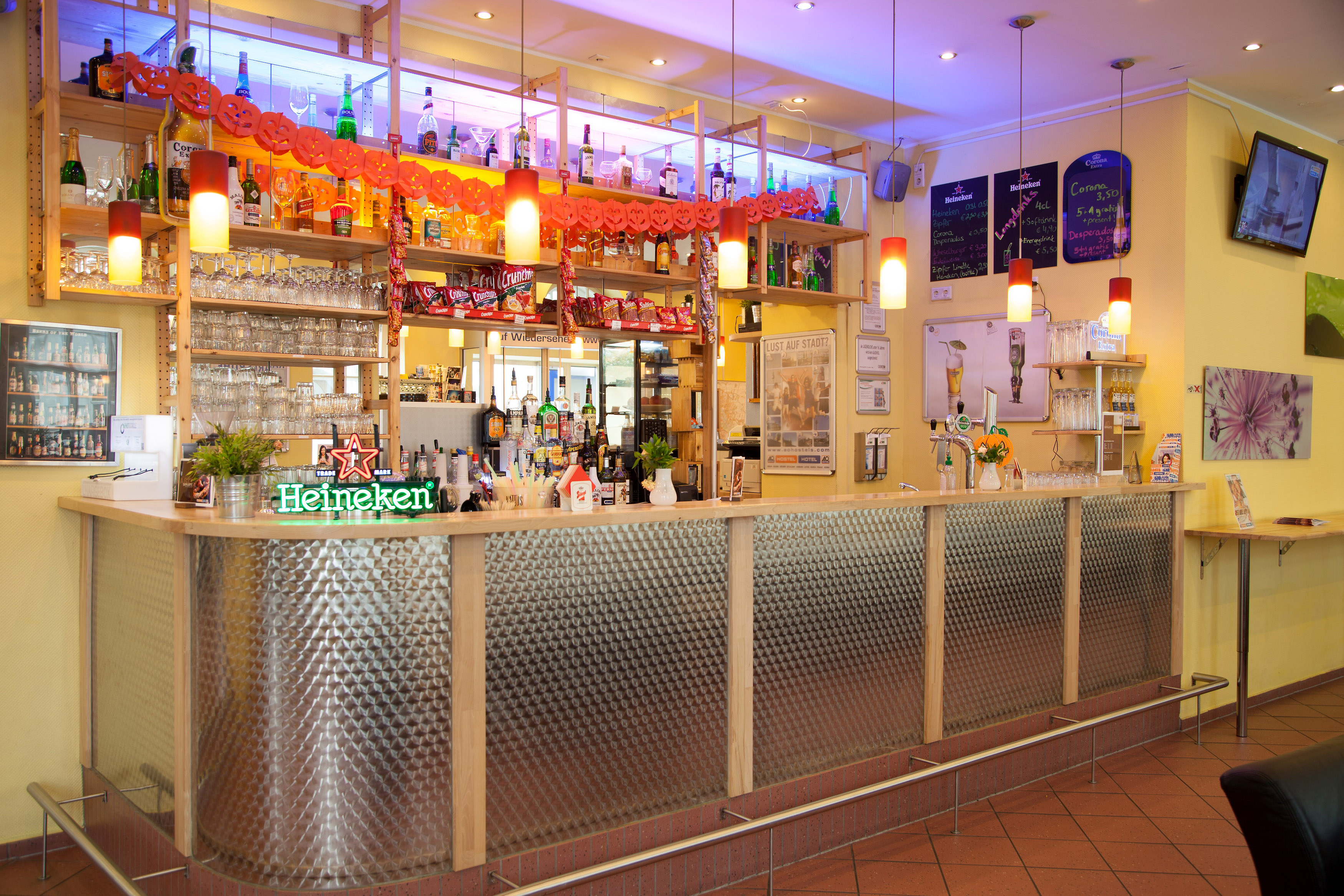 Studietur til Wien, bo på A&O Stadthalle, bar og lounge