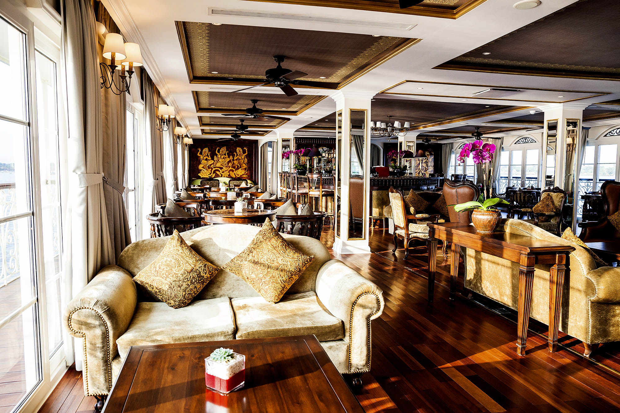 Salonen på Mekong Navigator byder på en hyggelig og afslappet atmosfære