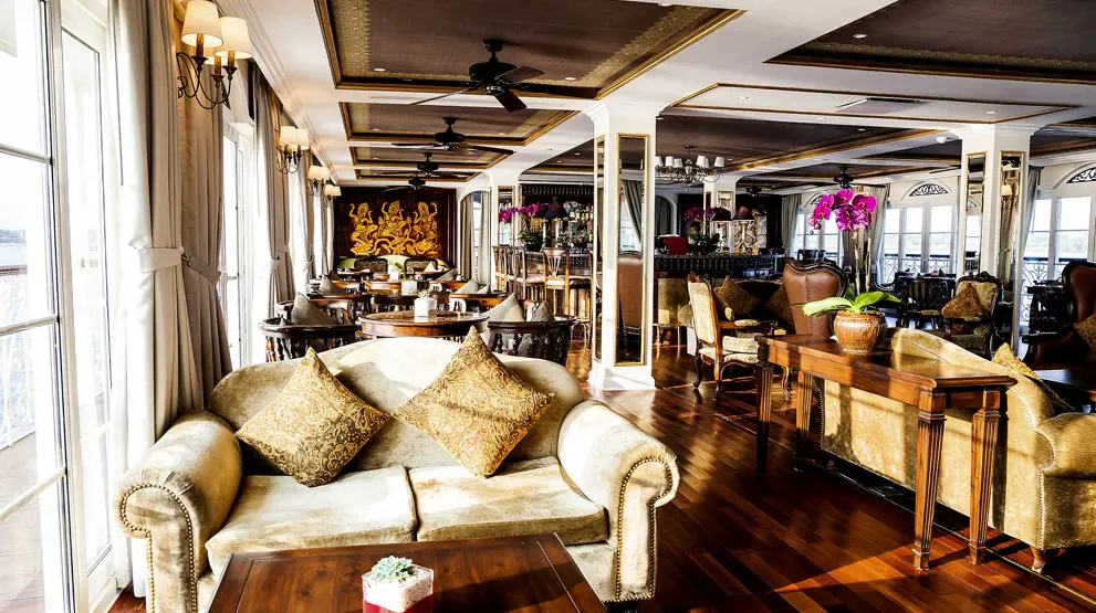 Salonen på Mekong Navigator byder på en hyggelig og afslappet atmosfære