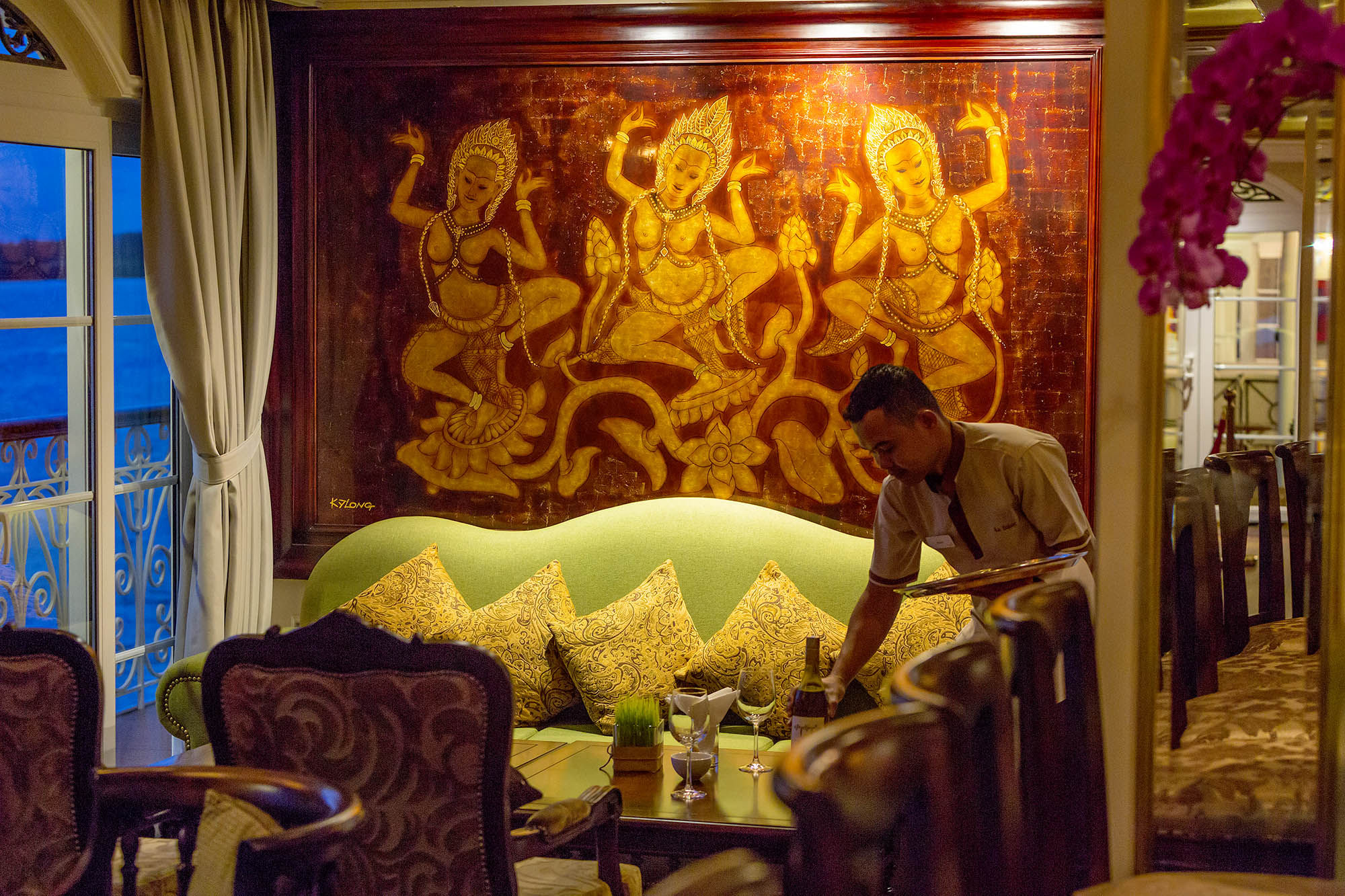 I baren kan du nyde et bredt udvalg af cocktails, vine og lokale specialiteter i en hyggelig atmosfære