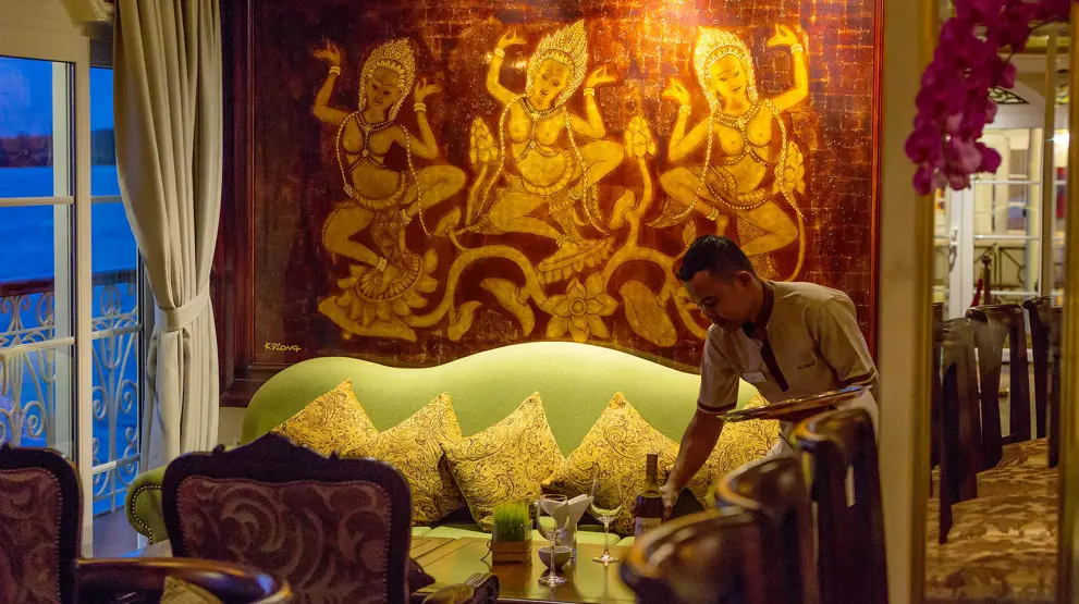 I baren kan du nyde et bredt udvalg af cocktails, vine og lokale specialiteter i en hyggelig atmosfære