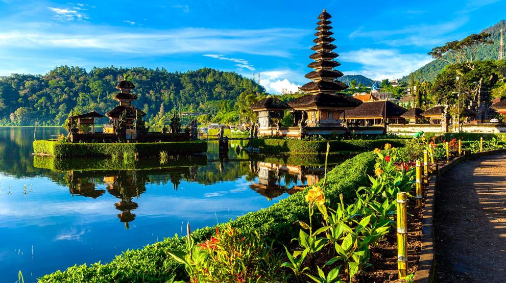 På Bali skal du bl.a. besøge det hellige tempel, Ulun Danu