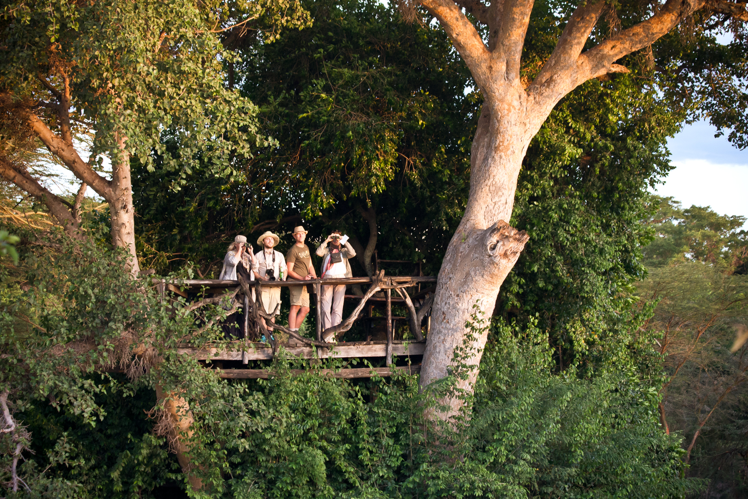 Bare en kort gåtur over hængebroen fører dig til safaribilerne og dyrelivet i Masai Mara. Foto: Basecamp Explorer