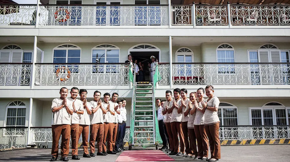 Besætningen står klar til at byde jer velkommen på jeres spændende rejse