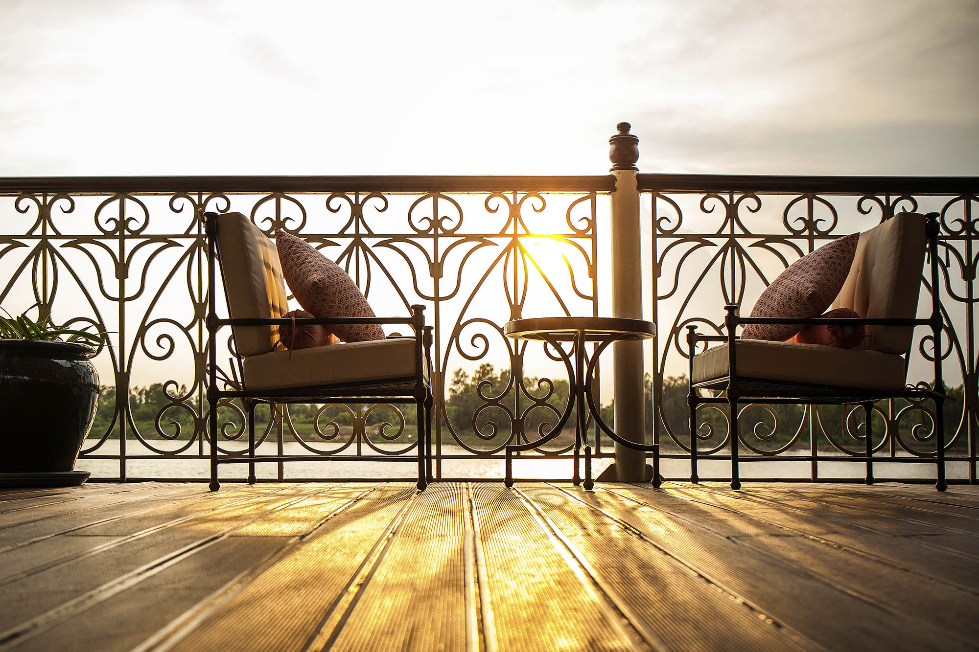 På det øverste dæk finder I en stor solterrasse, hvor I kan nyde panoramiske udsigter over Mekongfloden og de betagende omgivelser