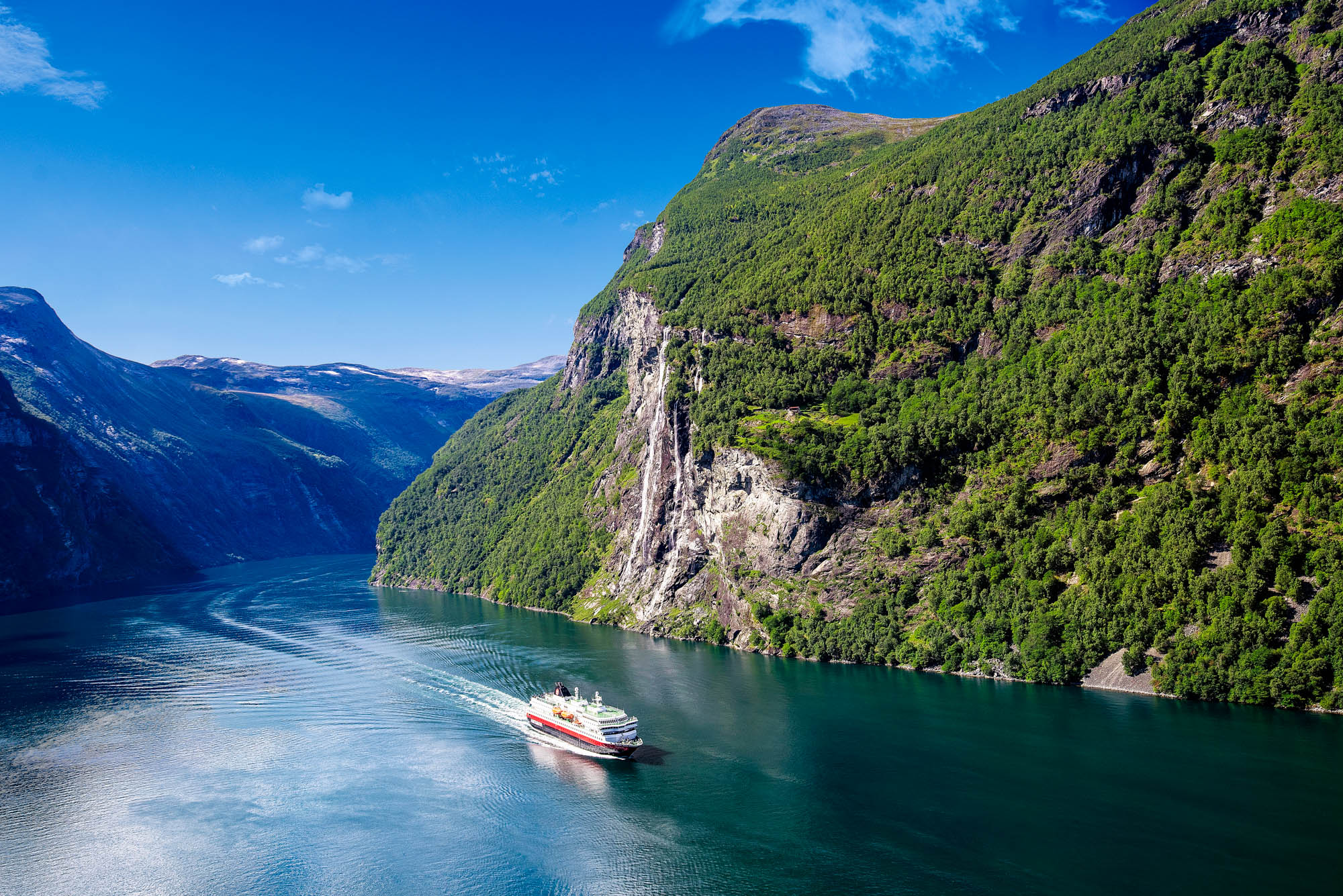 Oplev Norges kyst med Hurtigruten, her i Geirangerfjorden | Foto: Agurtxane Concellon