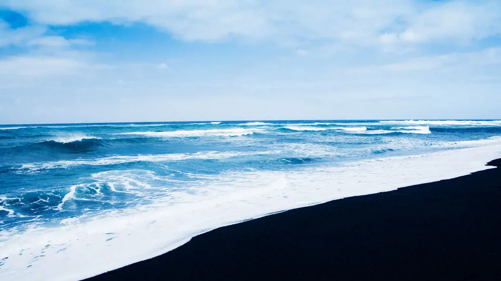 Se de karakteristiske sorte strande på Lanzarote