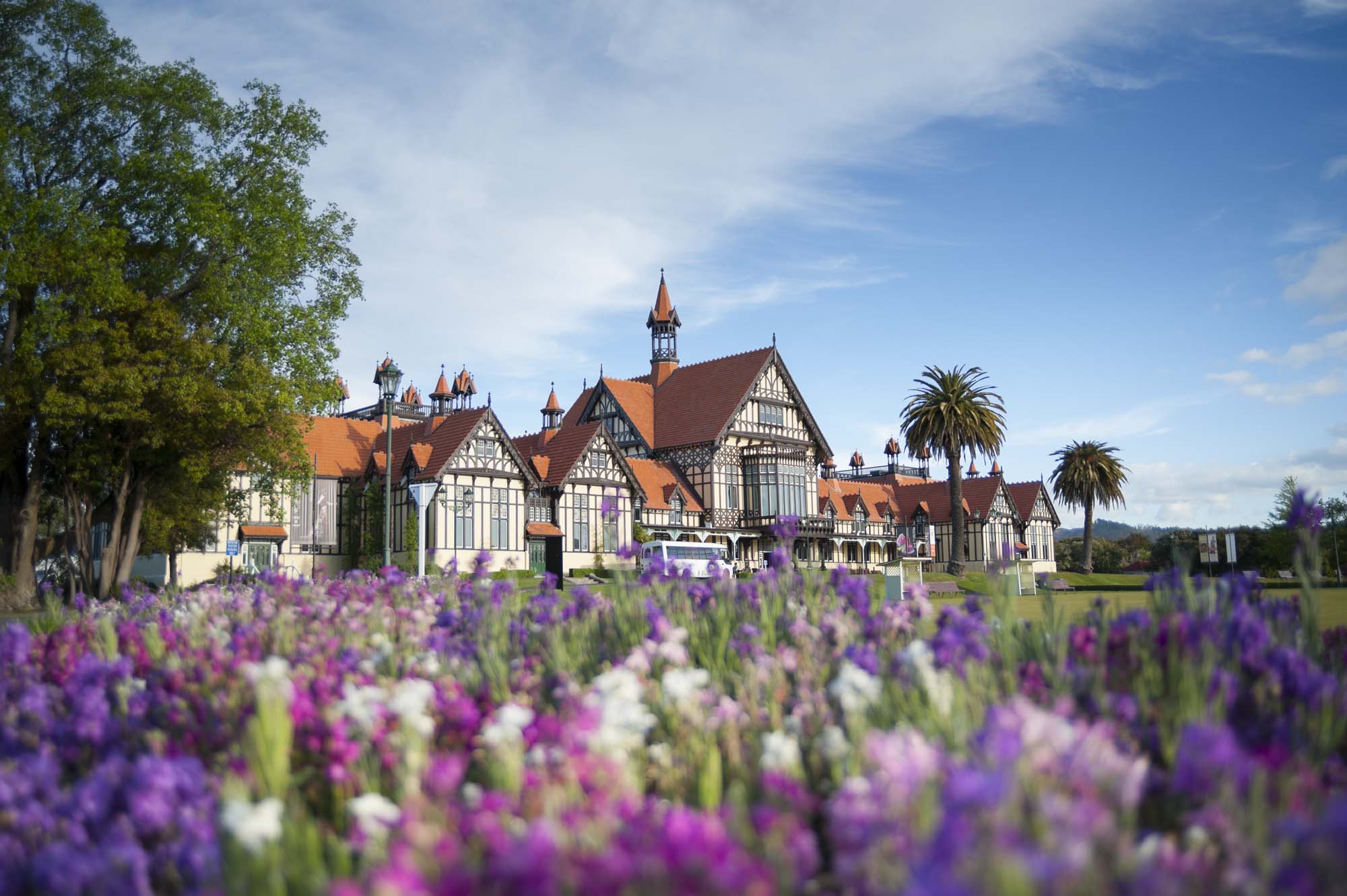 new-zealand-rotorua-bathhouse-rotorua-museum-iStock-177826613