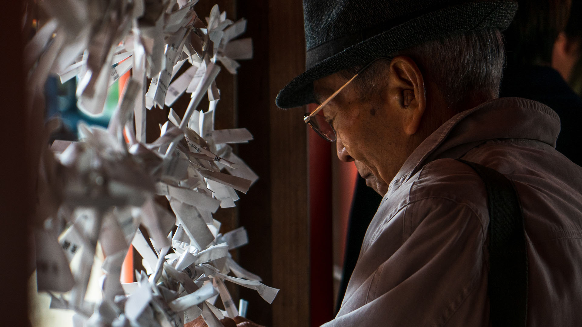 I Hiroshima er traner foldet i papir et symbol på fred, så de små papirfugle kan ses mange steder