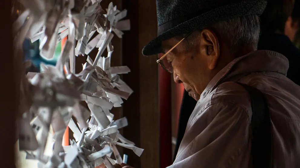 I Hiroshima er traner foldet i papir et symbol på fred, så de små papirfugle kan ses mange steder