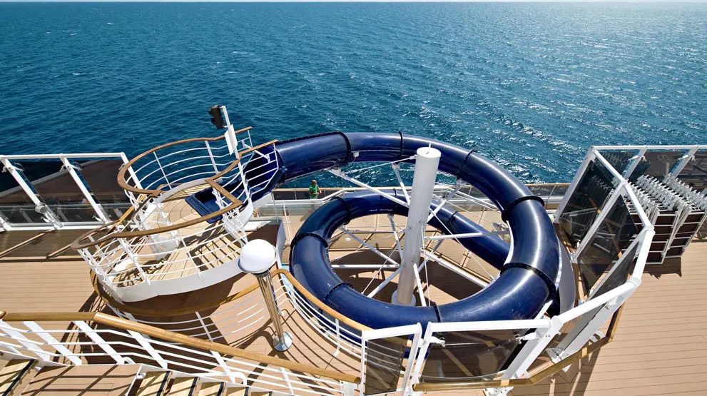 Vandrutsjebane på siden af skibet