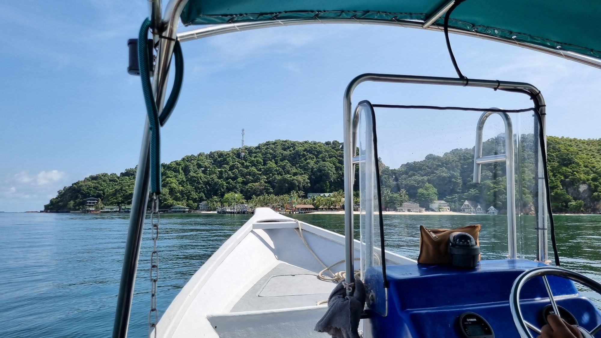 Ankom til øen med speedbåd - det tager cirka 30 minutter fra fastlandet