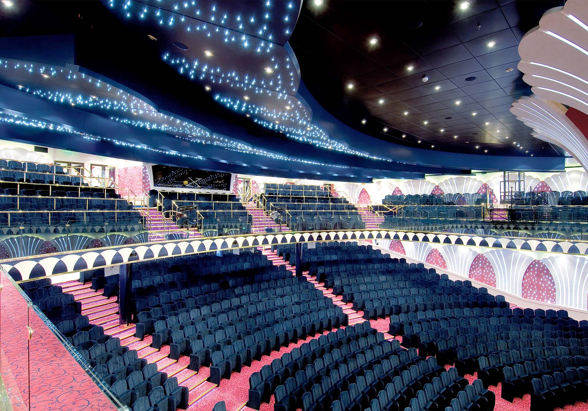 I kan også bruge aftenerne i skibets teater, hvor der opføres forskellige shows