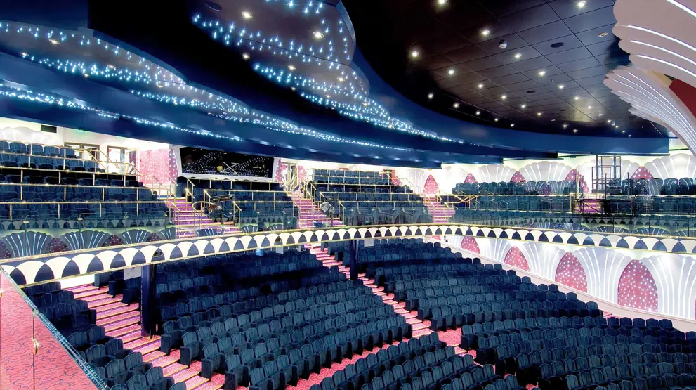 I kan også bruge aftenerne i skibets teater, hvor der opføres forskellige shows