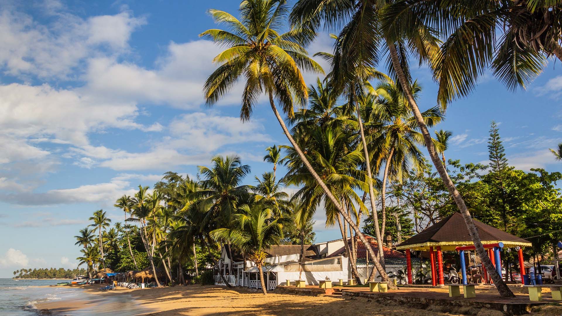 Badeferien nydes på stranden ved Las Terrenas