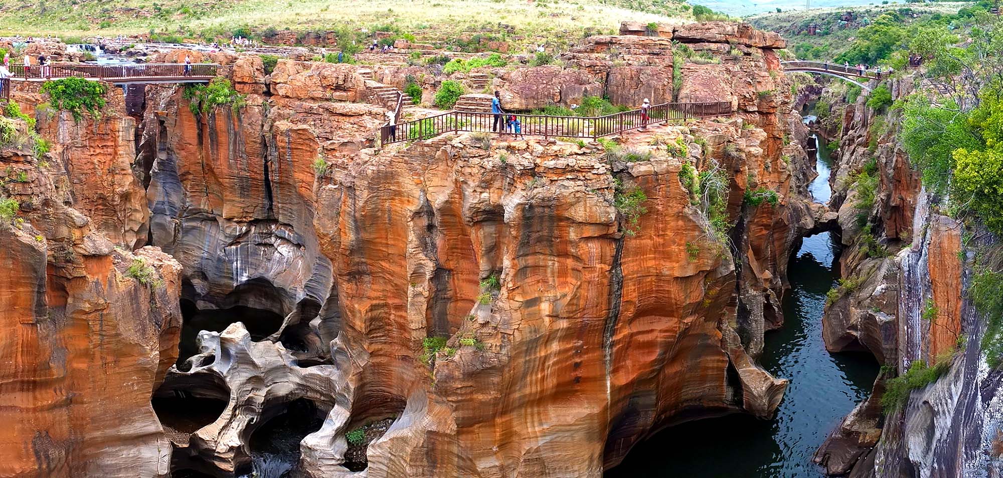 Se klipperne i Bourke's Luck Potholes, som med tiden er blevet formet i de mest fantastiske former