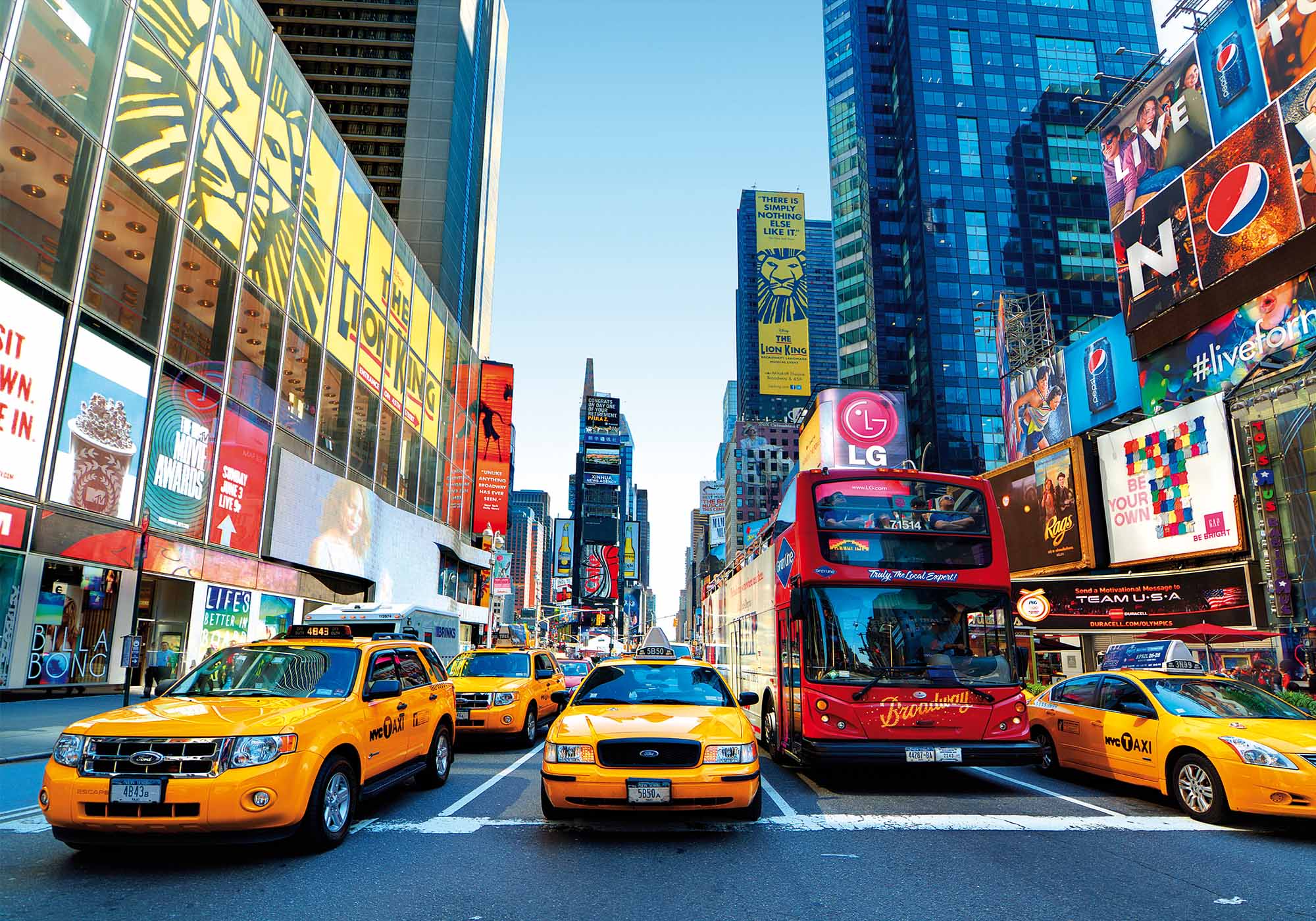 De imponerende reklamesøjler og ikoniske gule taxaer i New York City