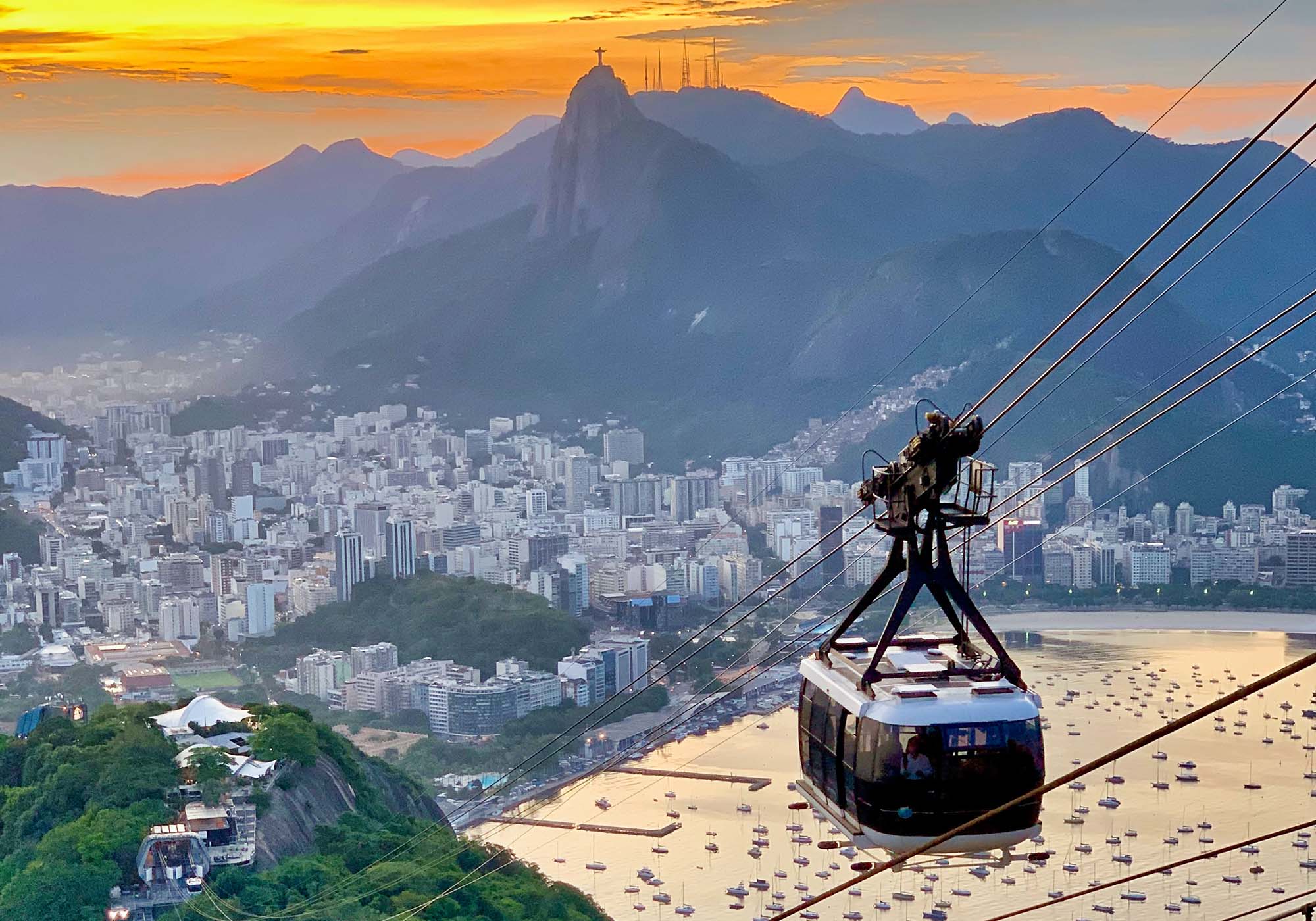 Udsigt fra Sukkertoppen over Rio de Janeiro med strand, by og bjerge i ét blik