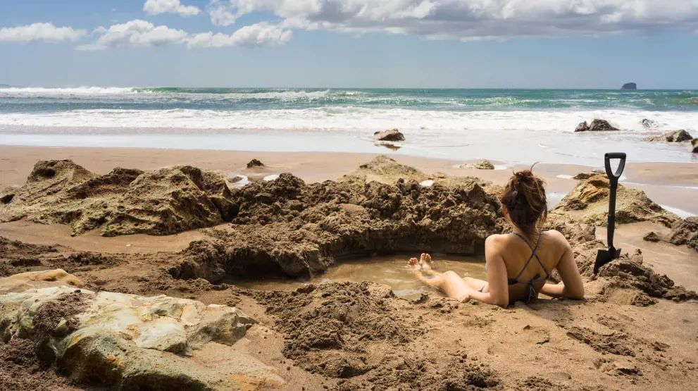 I Coromandel kan du grave dit eget varme bad i sandet grundet de termiske kilder.