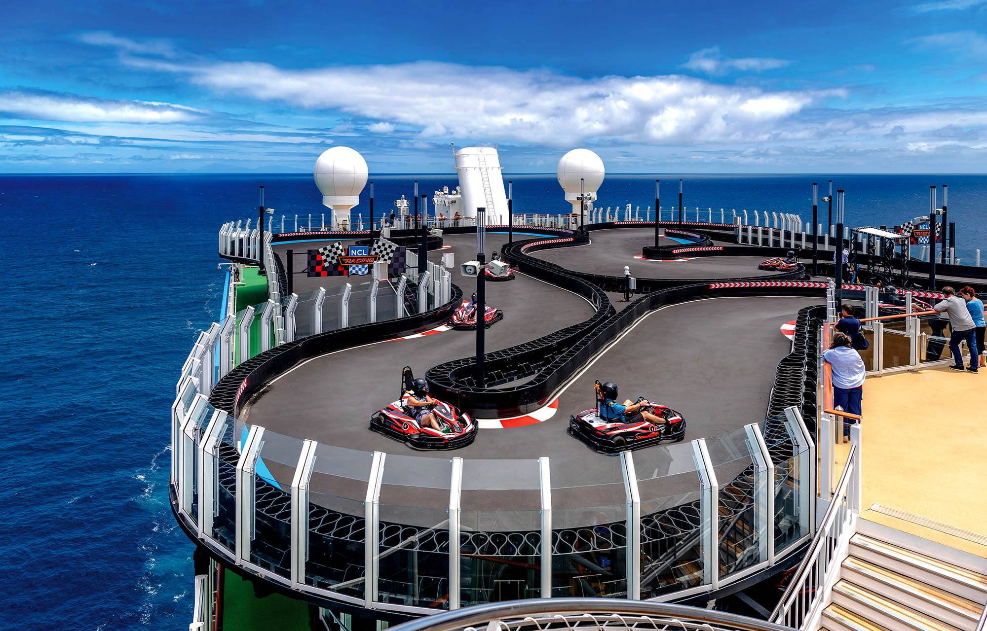 Er du til fart og spænding, så kan du f.eks. køre gokart på toppen af et krydstogtskib