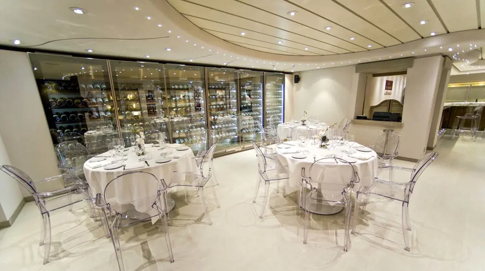 En af mange restauranter ombord