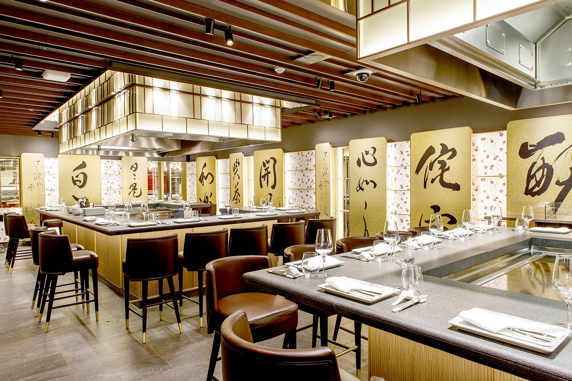 Ombord kan du rejse til flere verdenshjørner rent kulinarisk med et stort udbud af restauranter