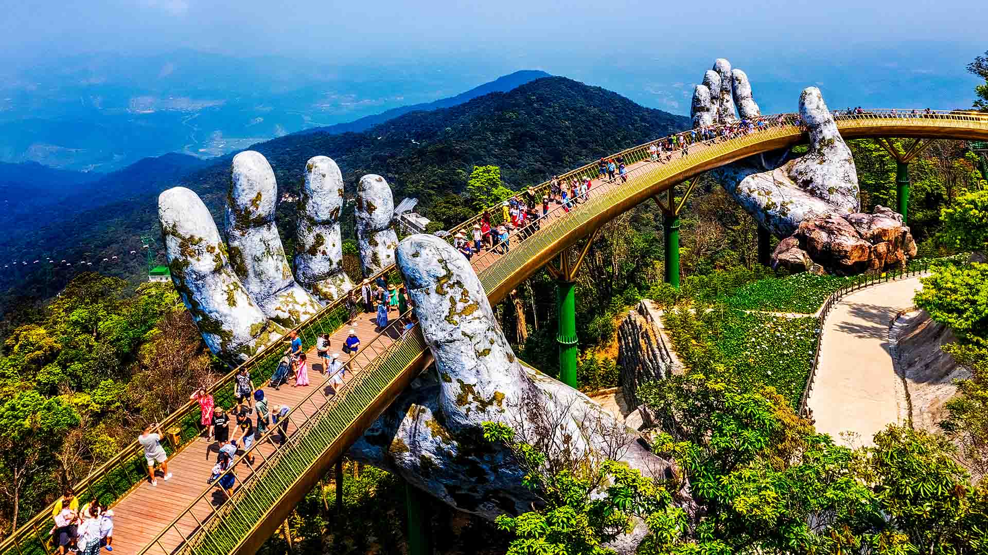 Besøg Golden Bridge på din rundrejse i det centrale Vietnam.