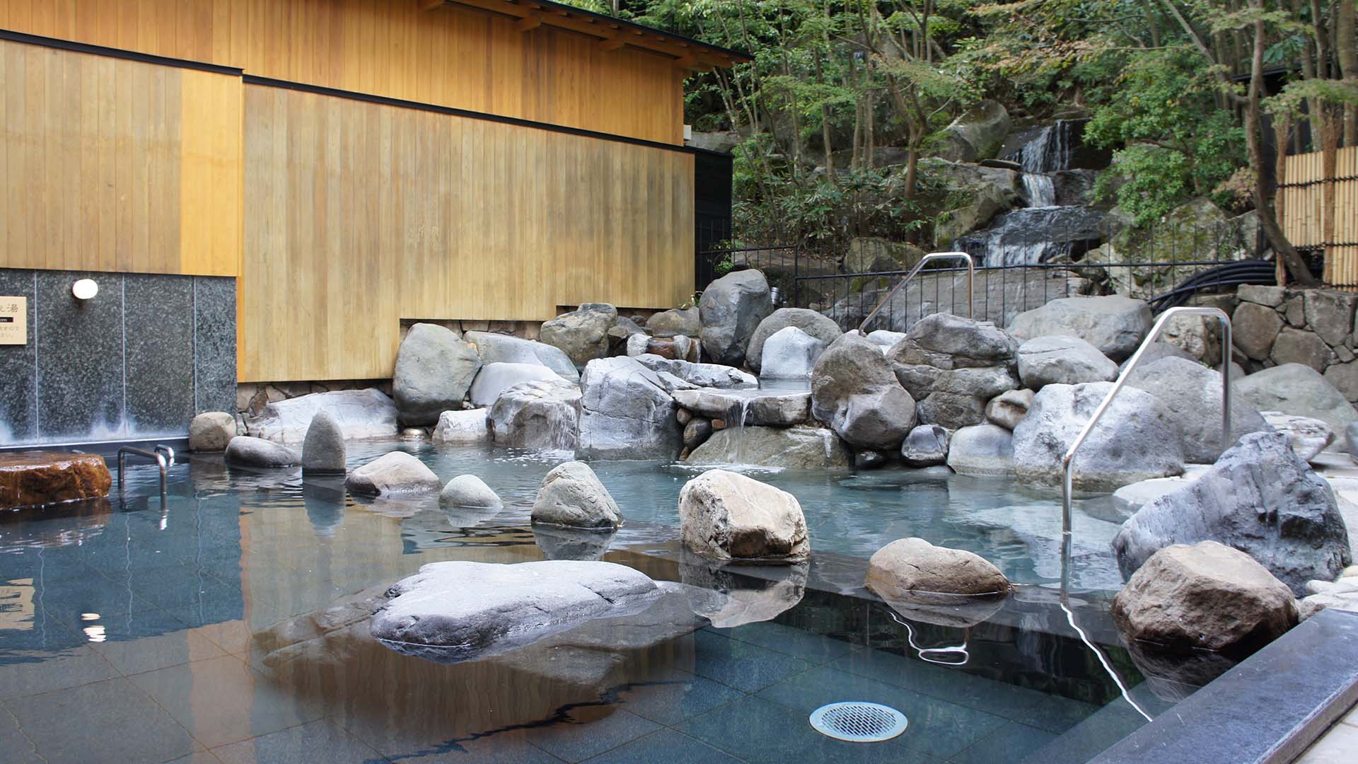 Vi kan booke ophold på en traditionel ryokan, typisk med adgang til onsen; Japans varme bade.