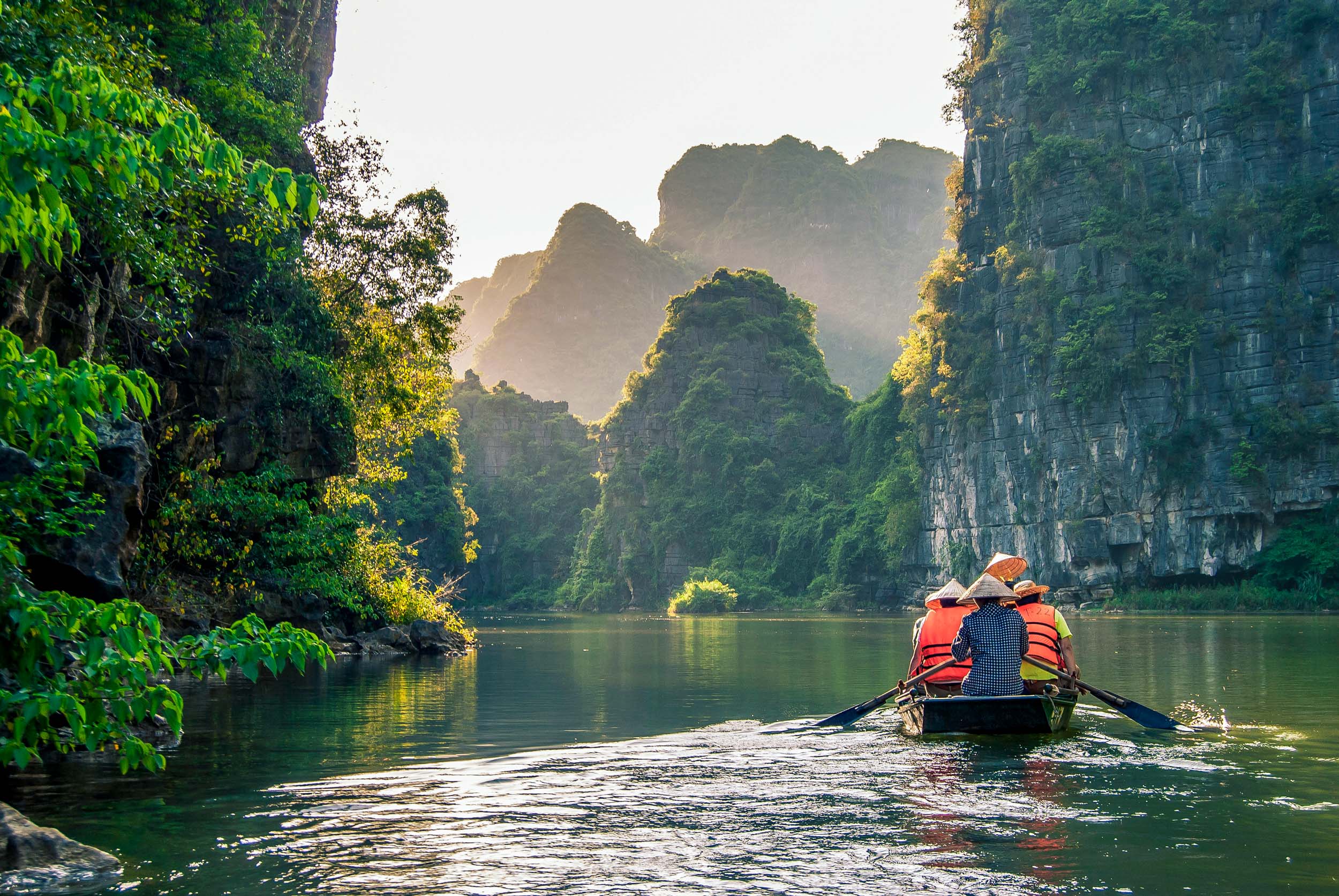 Sejl gennem idylliske og naturskønne Halong Bay.